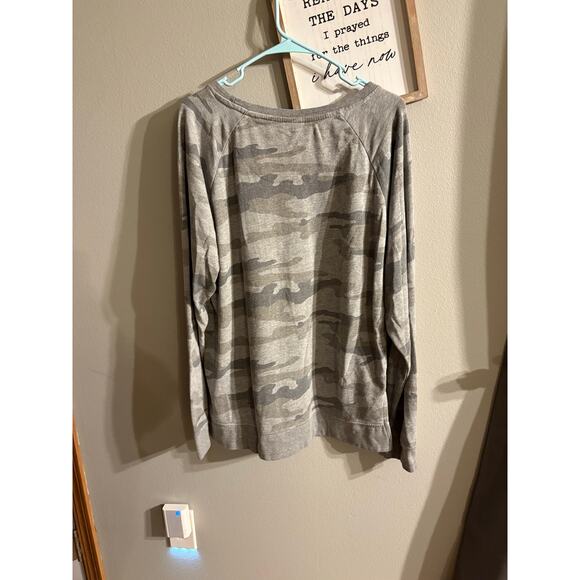 Iowa Hawkeyes Women’s Pressbox Brand Sweatshirt Size XL - Picture 3 of 3